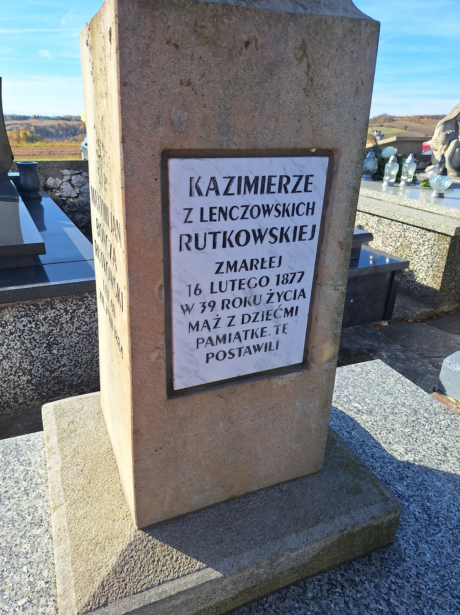 Przemijamy - stare ustępuje miejsca nowemu, w ten sposób świat posuwa się naprzód, ale pamięć o tych, którzy odeszli, pozostaje